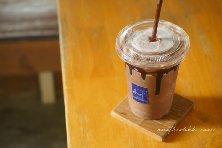 Sun Morkの聖地のカフェ「Blue Sky Cafe」、Pete(New)のIced Cocoa