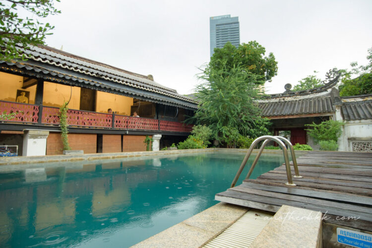タイドラマ聖地巡り　バンコク、タラートノイ、ソーヘーンタイマンション、プールの中華カフェ